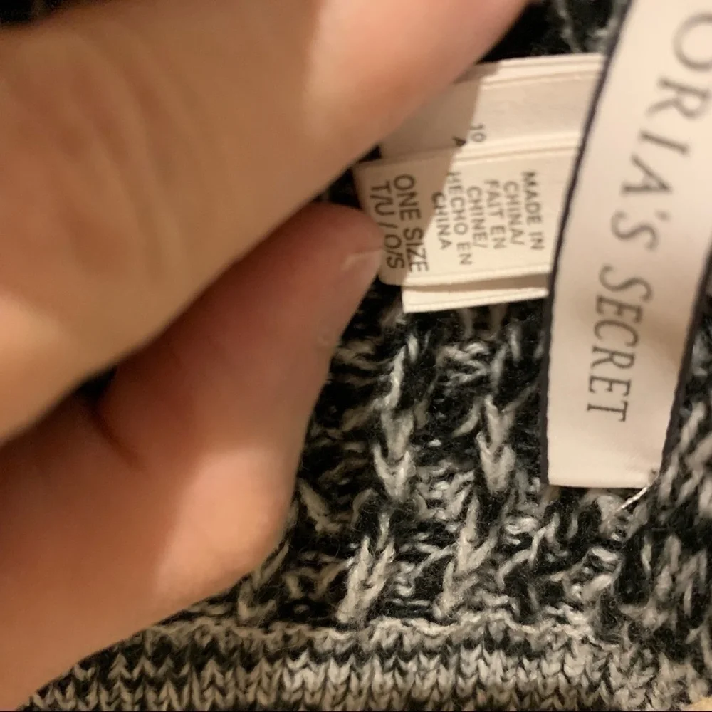 Victoria’s Secret Soft and Cozy Long Knit Crochet Gray Scarf. One size